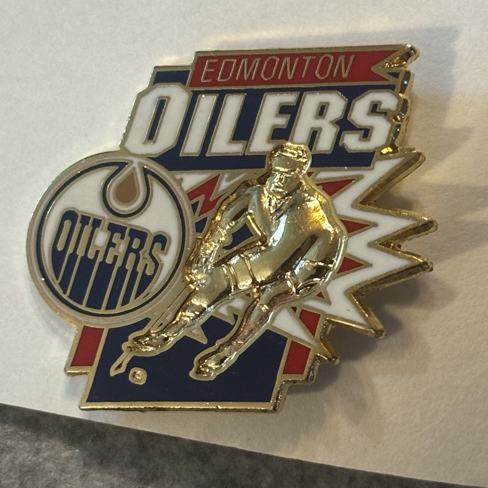 Vintage Edmonton Oilers Logo Hockey pin Flash Player NHL 90s CCM